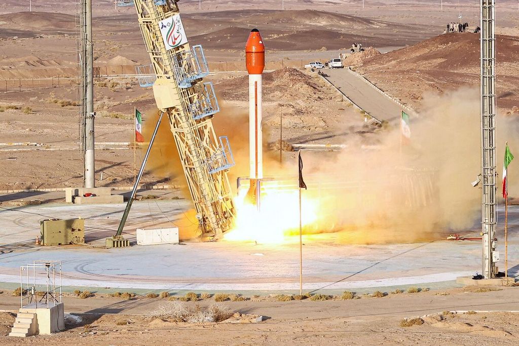 Dalam foto yang diterbitkan Kementerian Pertahanan Iran, 6 December 2023 memperlihatkan peluncuran roket Salman dengan kapsul yang membawa binatang ke orbit dari lokasi yang dirahasiakan di Iran.