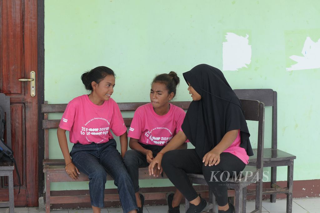 Para remaja di sebuah desa di Kecamatan Aesesa, Kabupaten Nagekeo, Nusa Tenggara Timur, latihan drama di posyandu, Rabu (1/6/2022). Mereka adalah generasi muda yang menyebarkan pentingnya terus sekolah dan jangan sampai bersedia menikah di usia dini. 