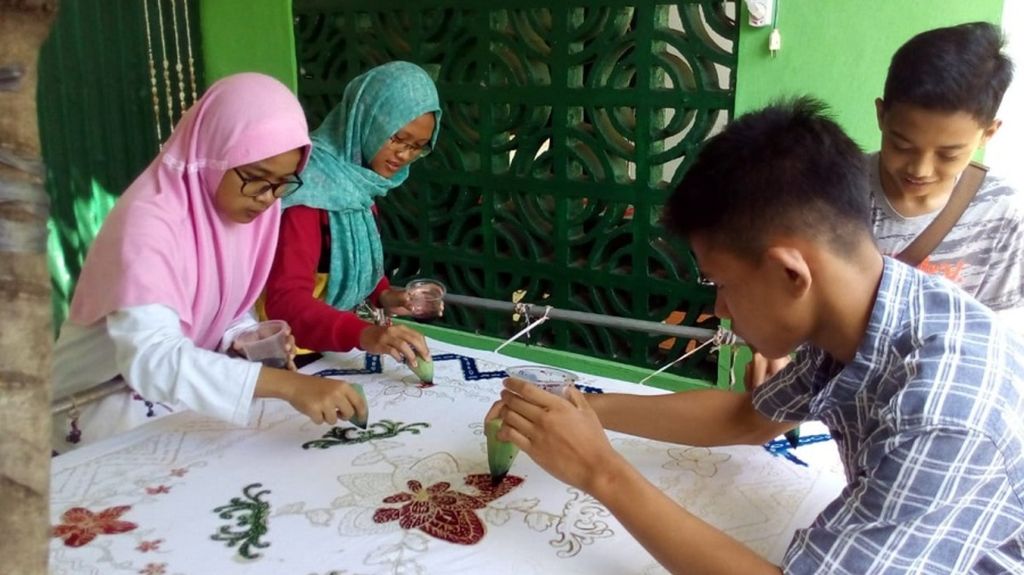 Warga belajar membatik di Madiun, Jawa Timur.
