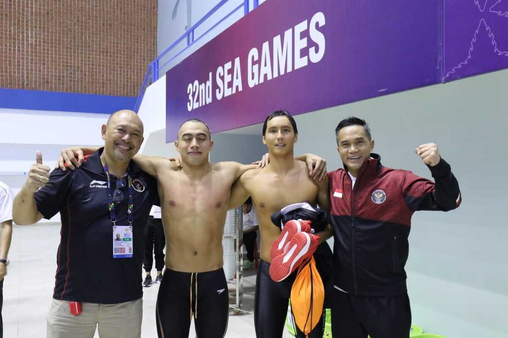 Felix Victor Iberle (second from right) and Muhammad Dwiky Raharjo with General Chair of PB PRSI Anindya Bakrie (right) and Indonesian swimming team manager Wisnu Wardhana after winning gold and bronze medals in men's 50 meter breaststroke swimming at the 2023 SEA Games Cambodia in Phnom Penh, Cambodia, Thursday (11/5/2023).