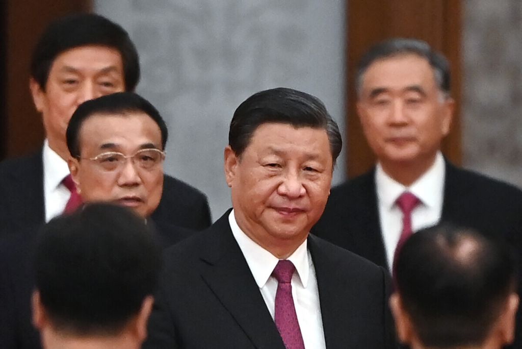 Presiden China Xi Jinping (tengah) dan Perdana Menteri Li Keqiang (kiri) tiba di Aula Besar Rakyat di Beijing untuk peringatan Hari Nasional China, 30 September 2021.