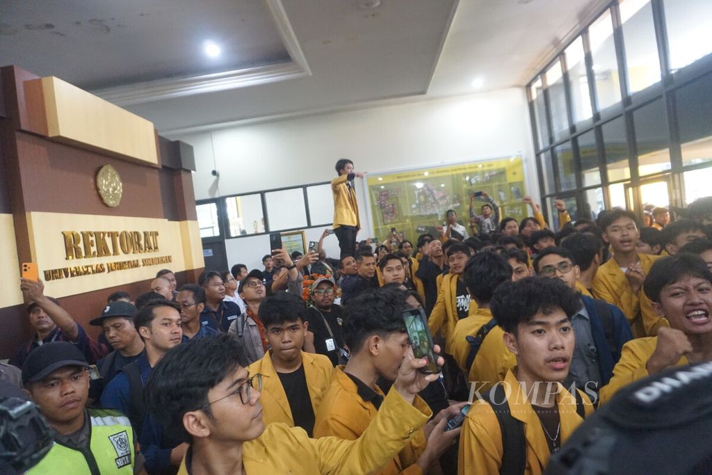 Ratusan mahasiswa Universitas Jenderal Soedirman berunjuk rasa di Gedung Rektorat Unsoed, Purwokerto, Banyumas, Jawa Tengah, Senin (29/4/2024). Sejumlah pintu dan dinding kaca pecah. Mereka menuntut peraturan tentang uang kuliah tunggal 2024 dicabut.