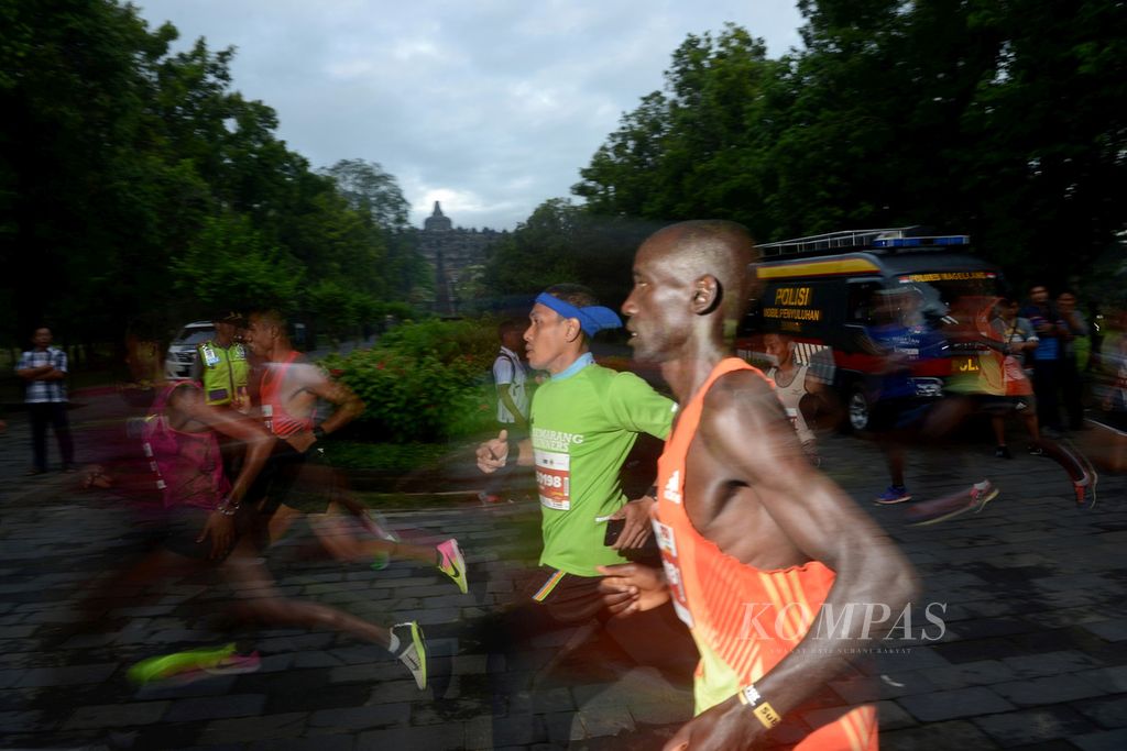 Peserta lomba lari Bank Jateng Borobudur Marathon 2017 nomor 21 kilometer meninggalkan garis start di Taman Lumbini, kompleks Candi Borobudur, Kabupaten Magelang, Jawa Tengah, Minggu (19/11/2017). 