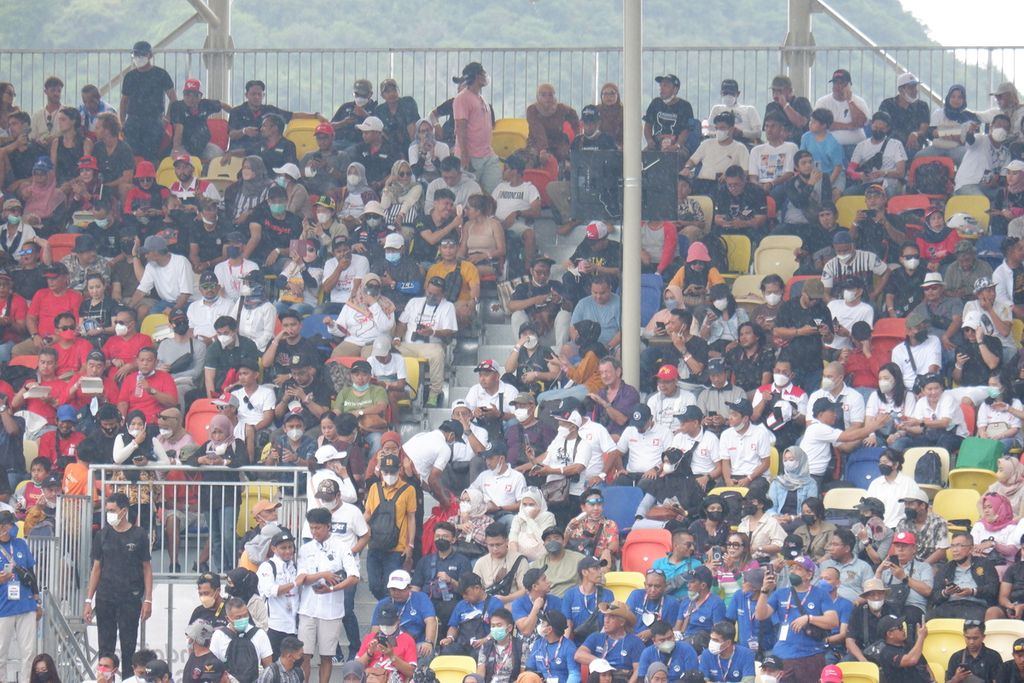Penonton memadati area tribune kategori premium (di depan <i>paddock</i>) untuk menonton jalannya balapan MotoGP di Sirkuit Internasional Jalan Raya Pertamina Mandalika, Kuta, Pujut, Lombok Tengah, Nusa Tenggara Barat, Minggu (20/3/2022). Pada hari ketiga atau hari balapan MotoGP, total penonton yang hadir mencapai sekitar 62.923 penonton.