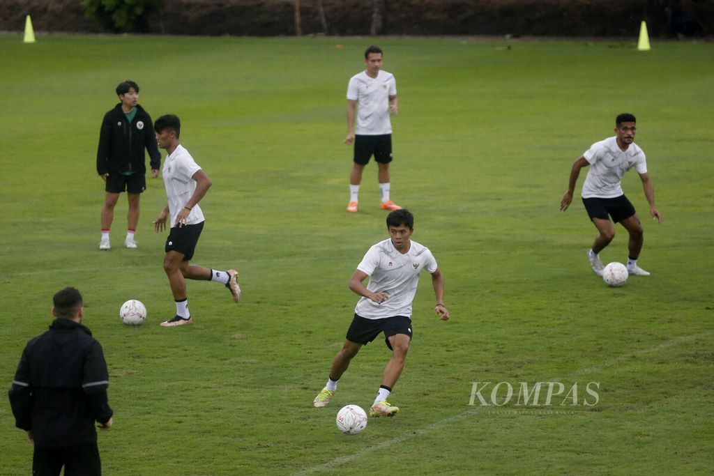 Para pemain Indonesia berlatih di Lapangan A Gelora Bung Karno, Senayan, Jakarta, Rabu (4/1/2023). 