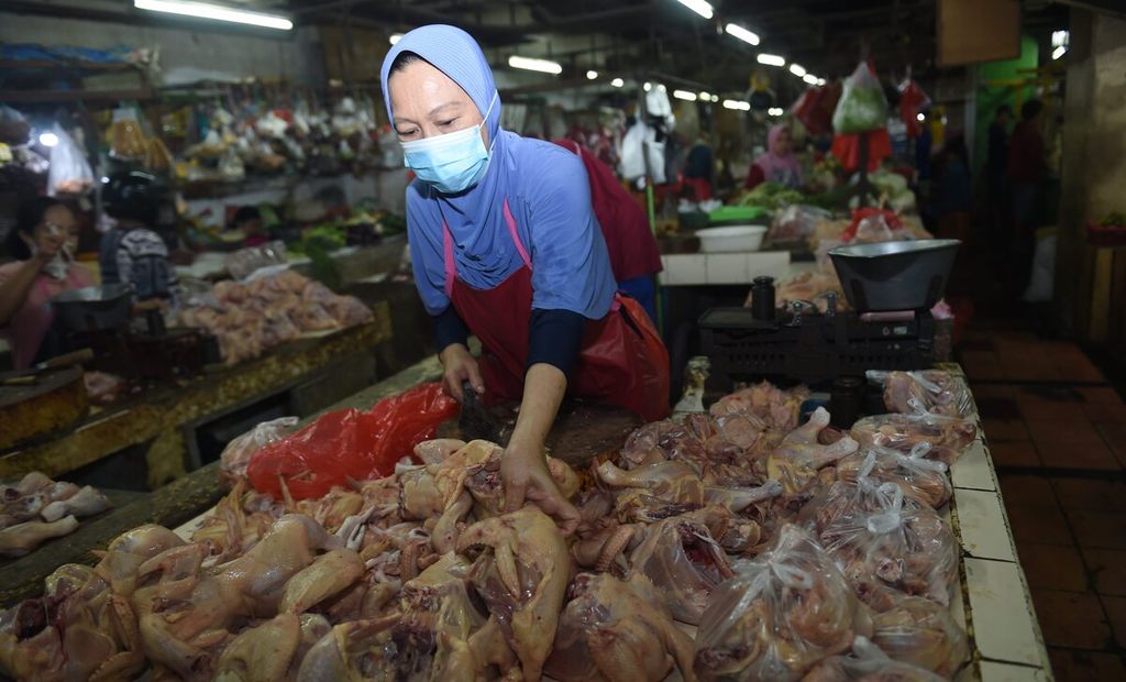 Penjual ayam di Pasar Wonokromo, Kota Surabaya, Jawa Timur, Minggu (31/7/2022). Pasar Wonokromo merupakan salah satu pasar besar utama di Kota Surabaya. Menteri Perdagangan Zulkifli Hasan melakukan sidak harga sejumlah kebutuhan di pasar tersebut. Dari hasil sidak diketahui sejumlah komoditas, seperti daging ayam dan daging sapi, mengalami penurunan harga. 