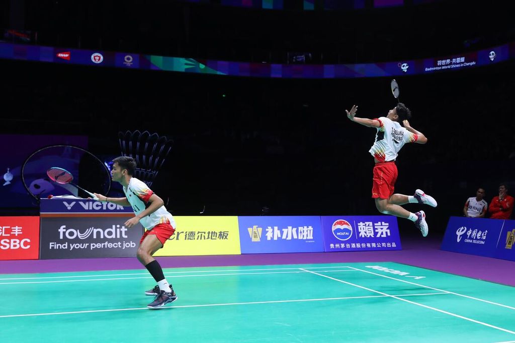 The men's doubles pair of Bagas Maulana/Muhammad Shohibul Fikri faced Chinese opponents, He Ji Ting/Ren Xiang Yu, in the finals of the Thomas Cup at Chengdu Hi Tech Zone Sports Center Gymnasium, China, on Sunday (5/5/2024). He/Ren emerged victorious with a score of 21-11, 21-15.