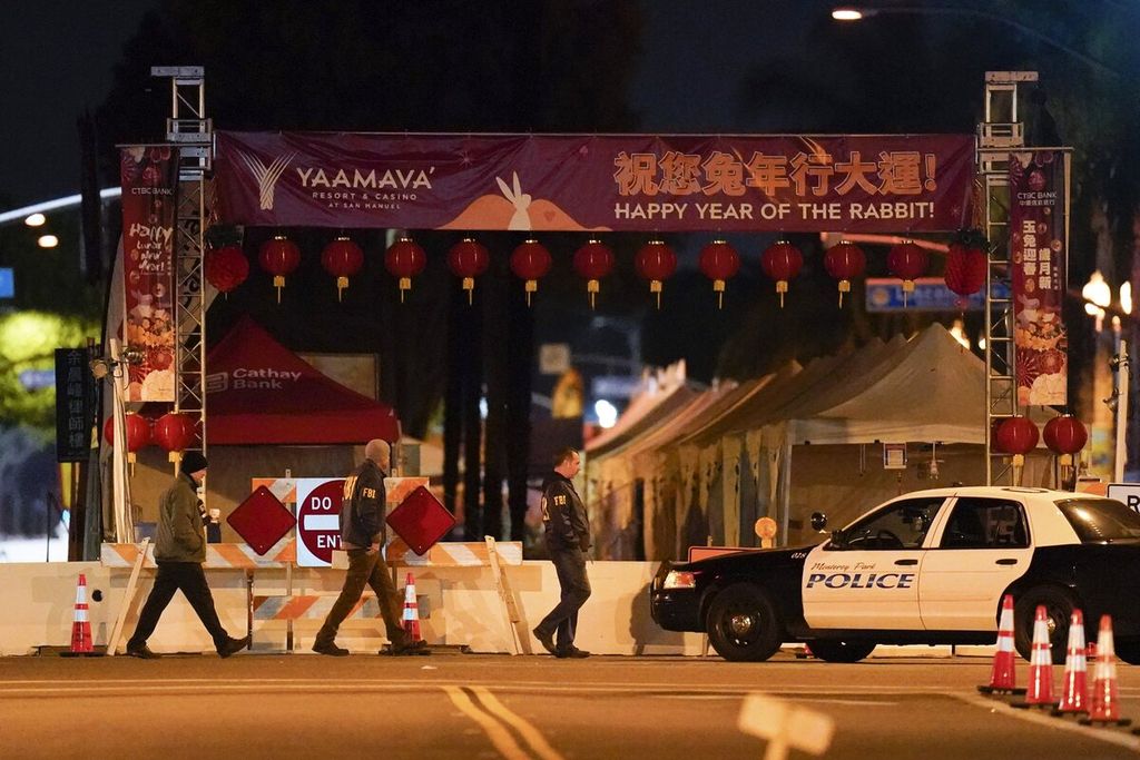 Para agen FBI berjalan di dekat tempat kejadian penembakan massal di Monterey Park, California, 22 Januari 2023. Sebelas orang tewas dan sembilan orang lainnya terluka dalam penembakan saat perayaan malam Tahun Baru China atau Imlek di sebuah studio tari. 