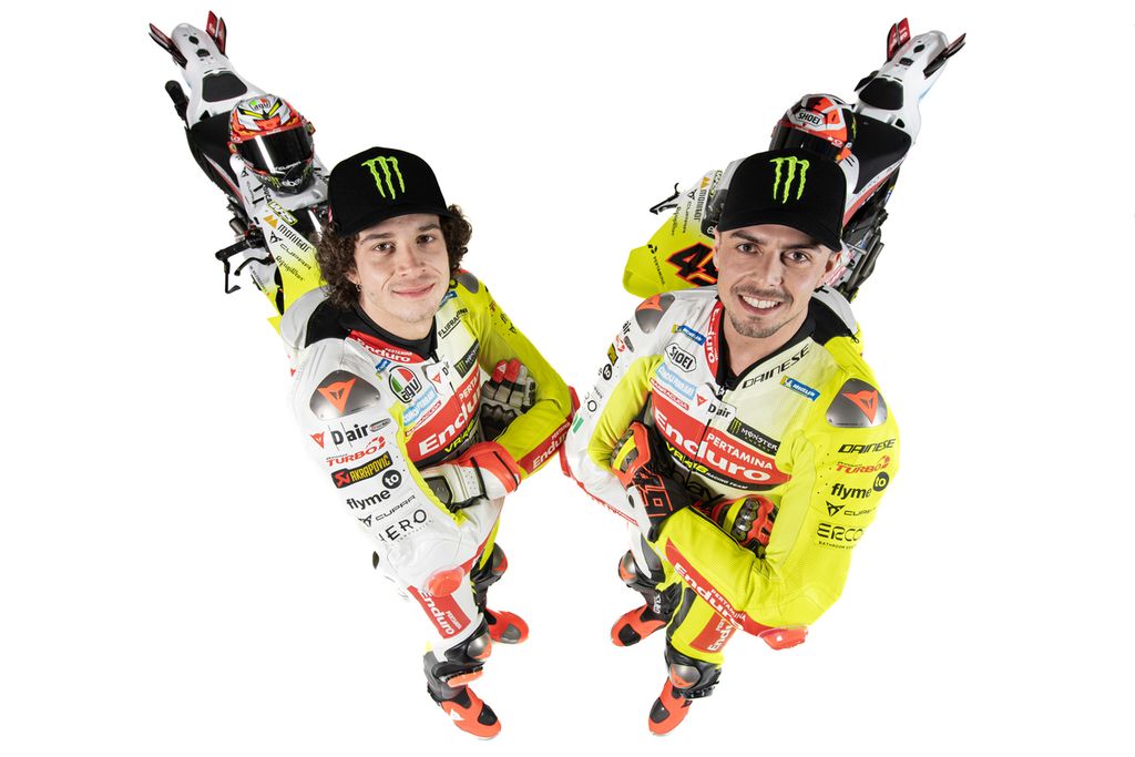 Marco Bezzecchi dan Fabio Di Giannantonio dalam sesi pemotretan tim Pertamina Enduro VR46 Racing untuk MotoGP 2024. Formasi tim untuk persaingan musim ini diluncurkan secara resmi di Riccione, Italia, Rabu (24/1/2024).