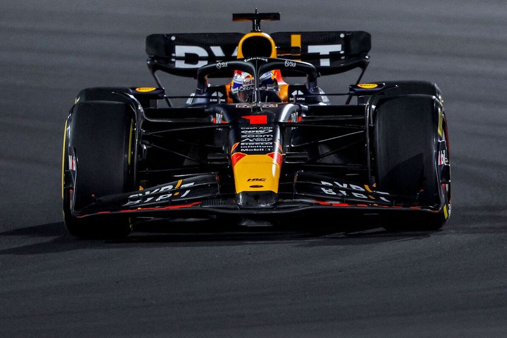 Pebalap Red Bull, Max Verstappen, memacu mobilnya pada balapan sprint Formula 1 seri Qatar di Sirkuit Internasional Lusail, Sabtu (7/10/2023). Verstappen memastikan gelar juara dunia.