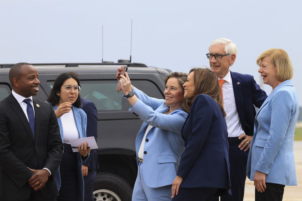 Wakil Presiden Amerika Serikat Kamala Harris (tiga dari kanan) bersama para pejabat Negara Bagian Wisconsin pada Selasa (23/7/2024)