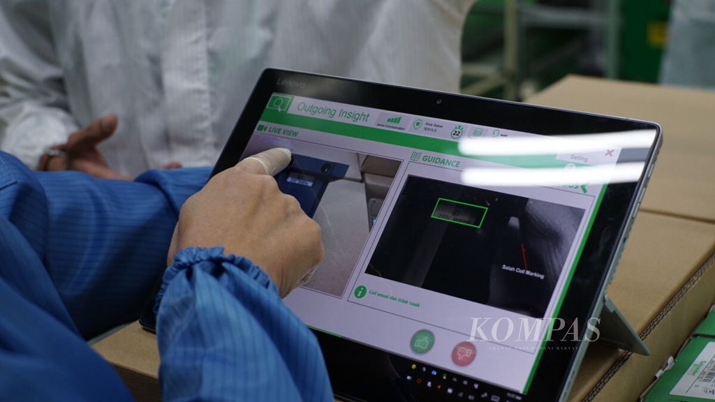 Transformasi digital telah dilakukan oleh PT Schneider Electric. Para pekerja telah menggunakan teknologi, seperti tablet untuk memudahkan pekerjaan.