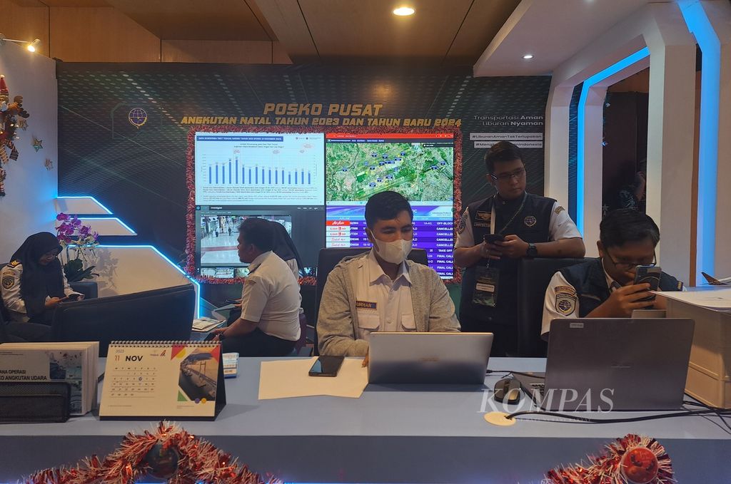 Petugas berjaga di salah satu tempat di Posko Pusat Angkutan Natal 2023 dan Tahun Baru 2024 di kantor Kementerian Perhubungan, Jakarta, Selasa (19/12/2023).