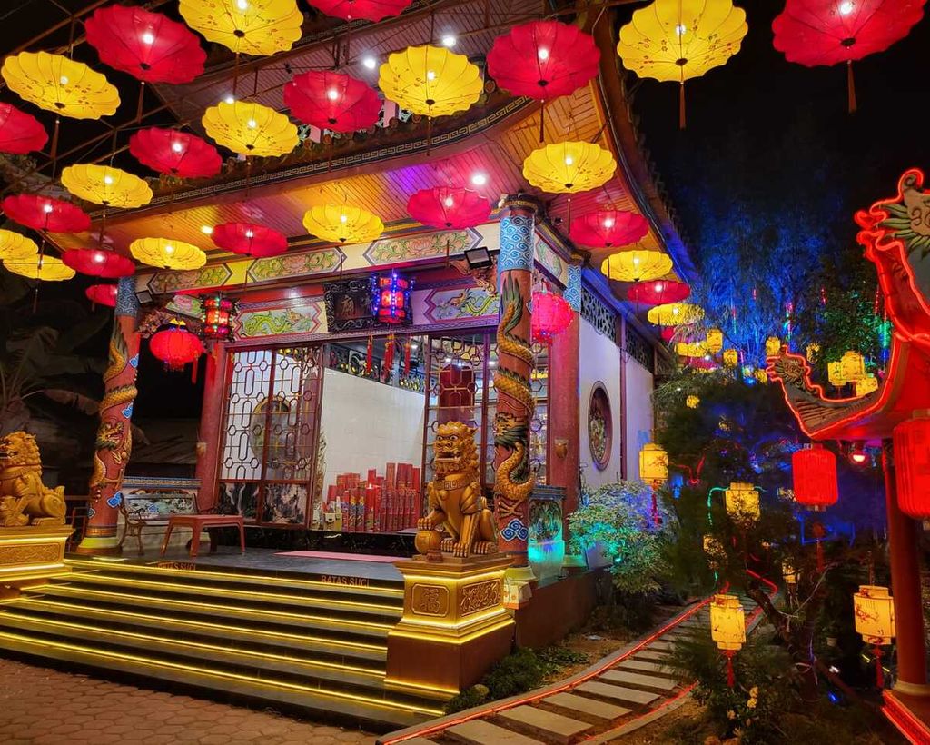Halaman Kelenteng Fab Zhu Kung di Kota Singkawang, Kalimantan Barat, berhias lampion dengan lampu warna-warni, Jumat (9/2/2024).