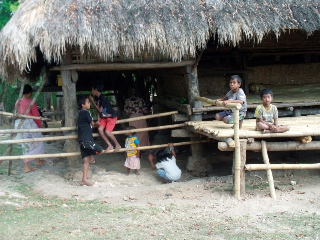 Bocah-bocah usia sekolah tidak menikmati pendidikan dan tinggal bersama orangtua di rumah gubuk. Kemiskinan terus melilit kehidupan sebagian besar warga pedesaan di Nusa Tenggara Timur (NTT).