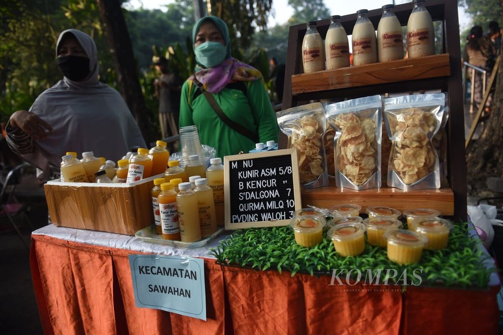 Produk usaha mikro, kecil, dan menengah (UMKM) dijual di kawasan Taman Bungkul, Kota Surabaya,Jawa Timur, Minggu (19/6/2022). Hingga saat ini dukungan Pemerintah Kota Surabaya kepada pelaku UMKM terus dilakukan.