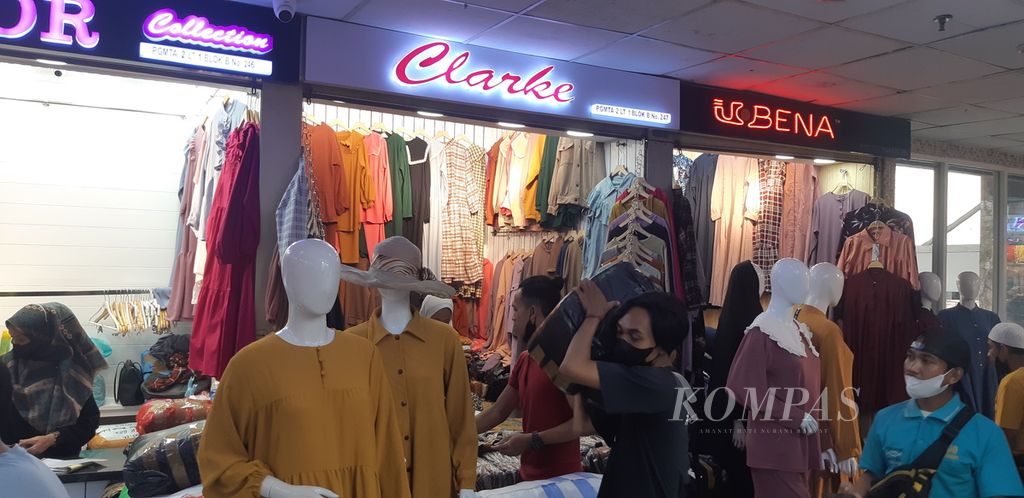 Toko pakaian di salah satu sudut Pasar Tanah Abang Blok B, Jakarta Pusat, Selasa (29/3/2022).