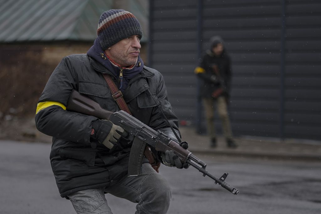 Anggota pertahanan sipil mengambil posisi saat kendaraan mendekati pos pemeriksaan di Gorenka, di luar ibu kota Kyiv, Ukraina, Rabu (2/3/2022). Rusia memperbarui serangannya terhadap kota terbesar kedua di Ukraina yang menyebabkan ledakan yang menerangi cakrawala dengan bola tembakan di atas daerah yang berpenduduk. 