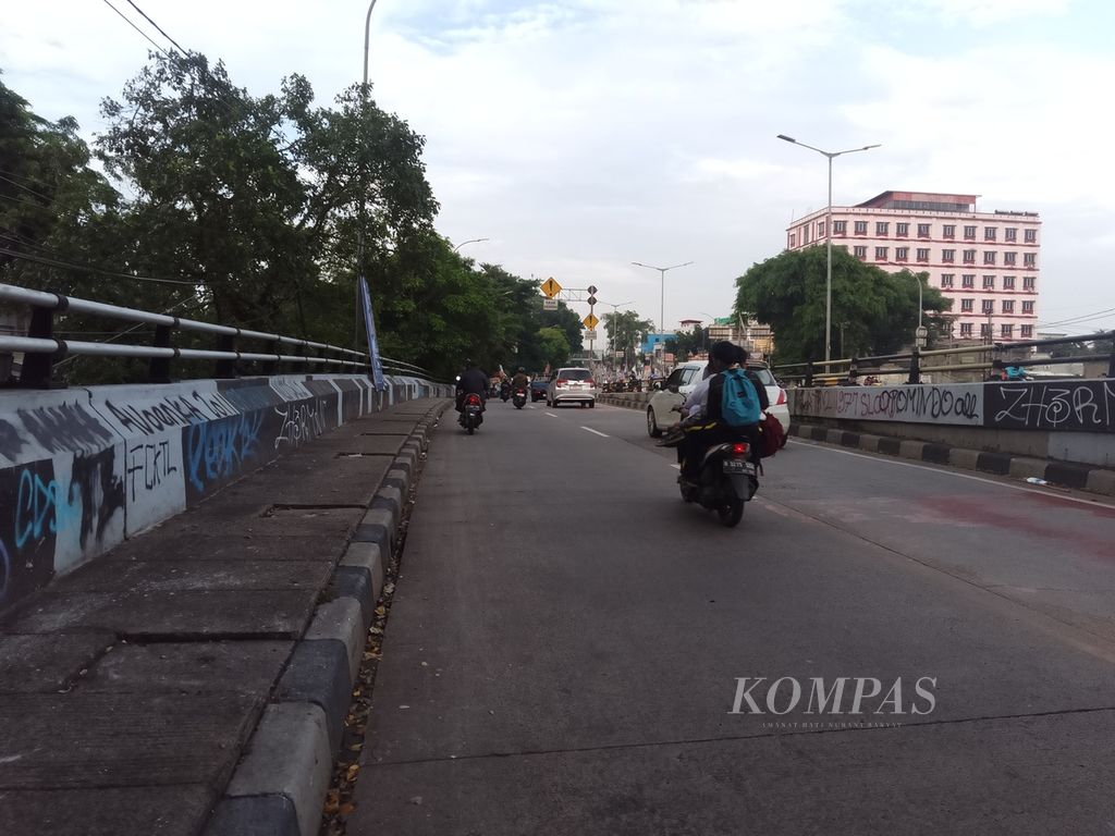 Pengendara motor melewati kawasan Jalan Layang Pasar Rebo, Jakarta Timur, Selasa (30/1/2024). Di lokasi ini sering terjadi tawuran antarpemuda.