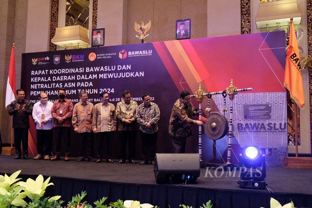 Ketua Bawaslu Rahmat Bagja memukul gong sebagai tanda pembukaan acara "Rapat Koordinasi Bawaslu dan Kepala Daerah dalam Mewujudkan Netralitas ASN pada Pemilu 2024 di Bali", Selasa (27/9/2022).