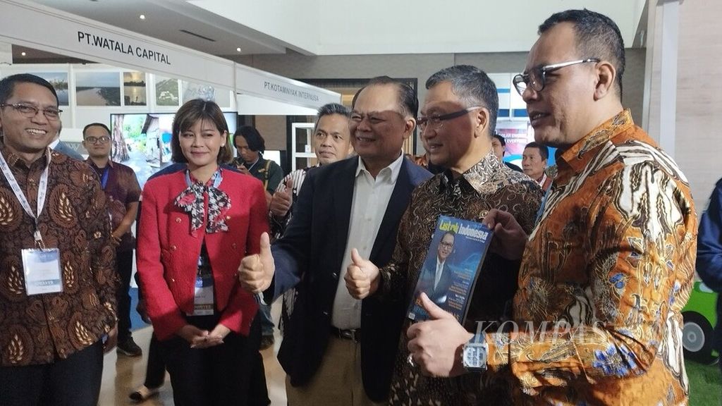 Menteri Energi dan Sumber Daya Mineral (ESDM) Arifin Tasrif (dua dari kanan) mengunjungi pameran IndoSolar Expo 2023 dalam rangkaian acara Indonesia Solar Summit 2023 hari kedua, di Jakarta, Rabu (26/7/2023).