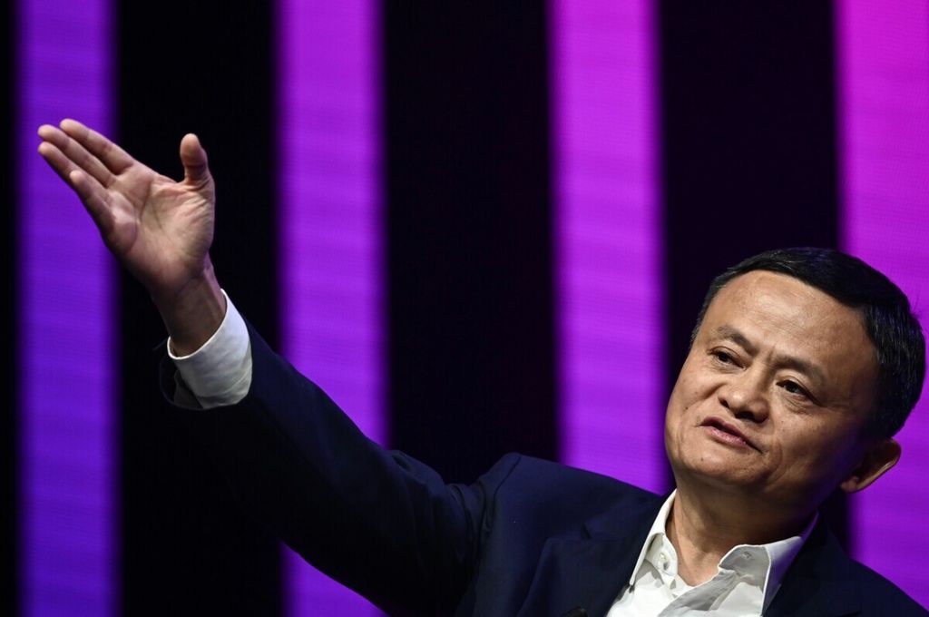 Dalam foto yang diambil pada 16 Mei 2019, Jack Ma, CEO raksasa e-commerce China, Alibaba, memberi isyarat saat berbicara selama kunjungannya di pameran<i> start up</i> dan inovasi Vivatech di Paris, Perancis. Jack Ma akan menjadi orang terkaya ke-11 di dunia setelah cabang keuangan raksasa e-dagang miliknya, Alibaba, mengumpulkan miliaran dollar AS dalam daftar publik raksasa, menurut Bloomberg News.