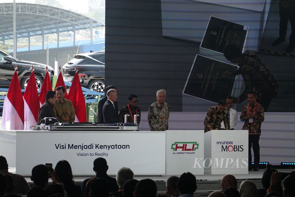 Presiden Joko Widodo membubuhkan tanda tangan di atas prasasti ketika meresmikan ekosistem kendaraan listrik Indonesia tahun 2024 di PT Hyundai LG Indonesia atau HLI Green Power, Karawang, Jawa Barat, Rabu (3/7/2024). Pabrik tersebut merupakan pabrik sel baterai pertama dan terbesar di Asia Tenggara.