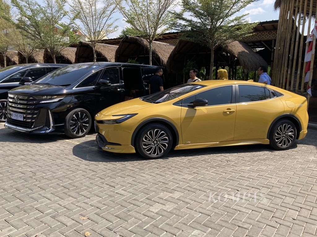 Dua mobil berteknologi hibrida yang diikutsertakan dalam acara Journalist Test Drive PT Toyota-Astra Motor, Senin (26/8/2024) hingga Rabu (28/8/2024), yakni All New Toyota Prius dan All New Toyota Vellfire. Sebanyak 13 mobil berteknologi HEV ataupun PHEV yang diuji di perjalanan ini.