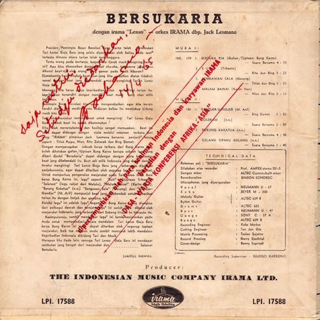 Bubuhan tulisan tangan cetak Bung Karno dalam album Bersuka Ria dengan Irama Lenso.