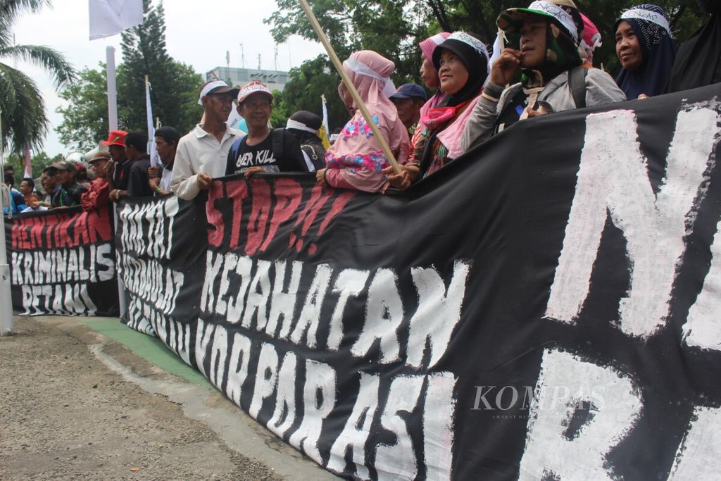 Ratusan petani berunjuk rasa di depan kantor perwakilan Kementerian Agraria dan Tata Ruang/Badan Pertanahan Nasional Wilayah Sumatera Selatan, Senin (8/10/2018). Mereka meminta agar pemerintah memberikan kejelasan terhadap penyelesaian konflik lahan yang kerap terjadi di Sumsel.