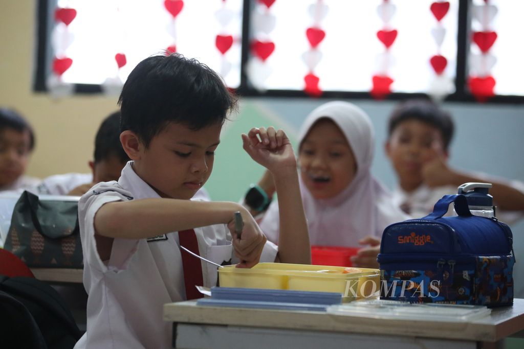 Siswa menyantap sajian makanan saat uji coba program makan bergizi gratis di SDN 04 Sukasari, Kota Tangerang, Banten, Kamis (1/8/2024). 