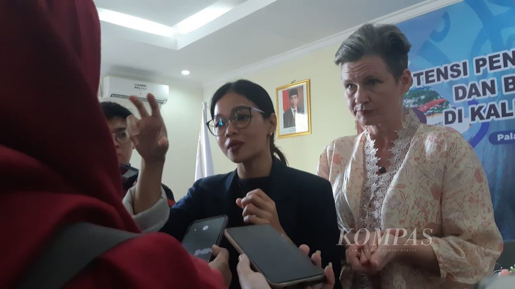 Ketua Yayasan Good Forest Indonesia Monalisa bersama CEO Fairventures Worldwide Megan King memberikan keterangan pada media dalam kegiatan Seminar Pengembangan Industri dan Budidaya Kakao, Selasa (27/2/2024).