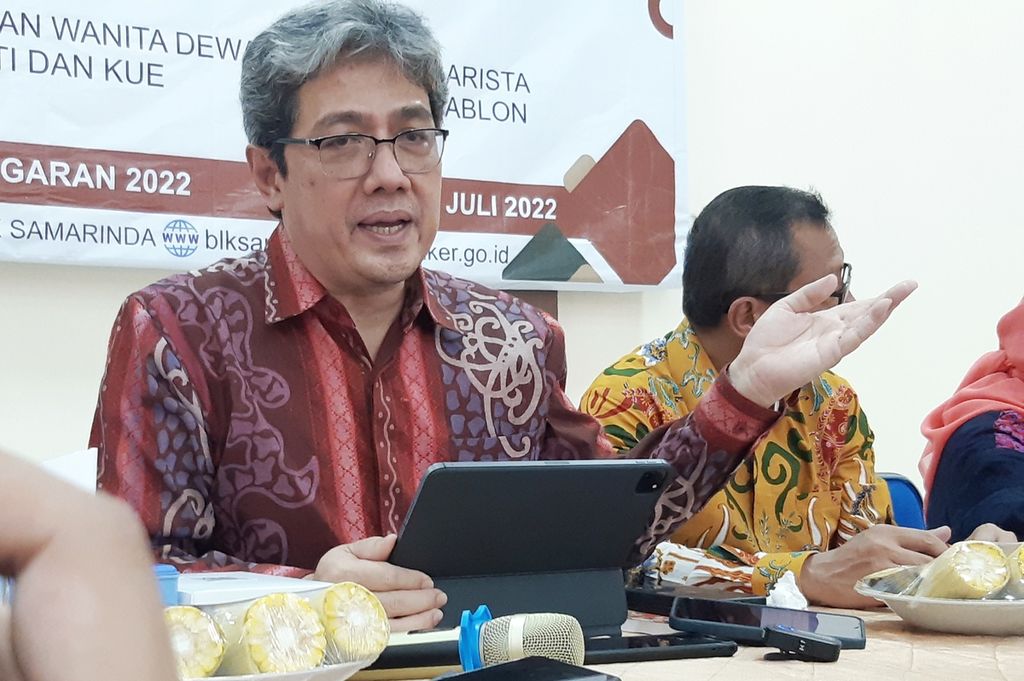 Wakil Kepala Otorita IKN Nusantara Dhony Rahajoe saat memberi sambutan di Aula Kecamatan Sepaku, Penajam Paser Utara, Kalimantan Timur, Senin (4/7/2022).