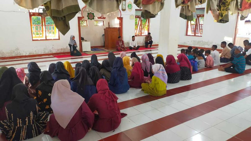 Suasana kegiatan Komunitas Ngaji Remaja Desa Labelen di Solor Timur, Flores Timur, Nusa Tenggara Timur.