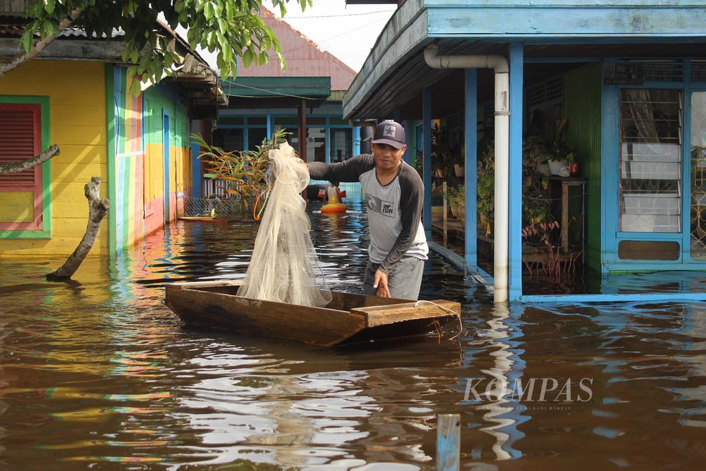 Masyarakat di Kampung Sega memanfaatkan banjir untuk menebar jalan mencari ikan dari luapan sungai di depan rumah mereka di Kalteng pada Selasa (1/11/2022).