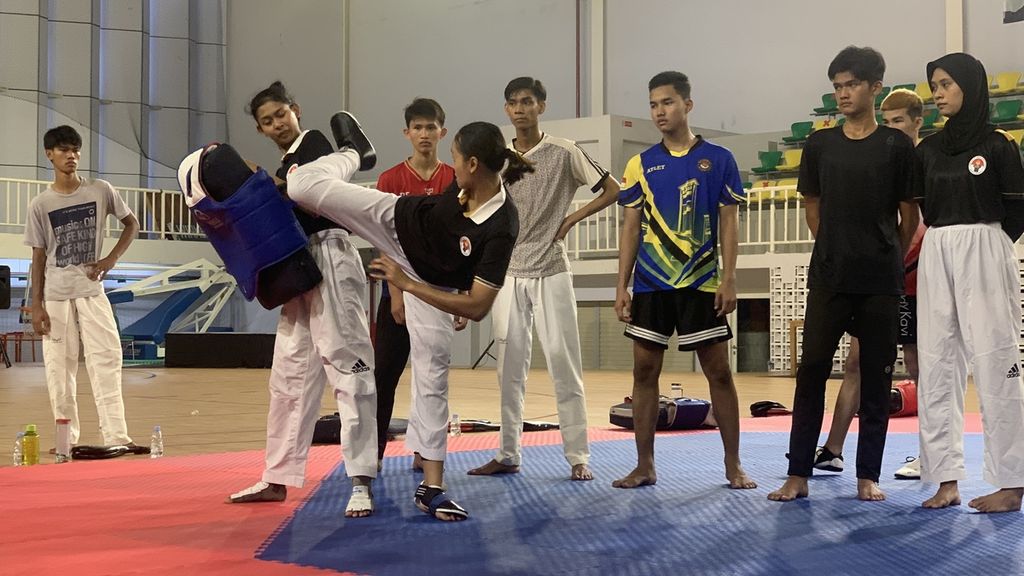 Sejumlah atlet peserta seleksi nasional pemusatan latihan nasional taekwondo mengikuti “coaching clinic” di Gedung Olahraga Universitas Negeri Jakarta, Jakarta, Rabu (21/12/2022). Kegiatan ini dilakukan pada hari ketiga yang diikuti atlet yang belum lolos seleksi serta para pelatih daerah.