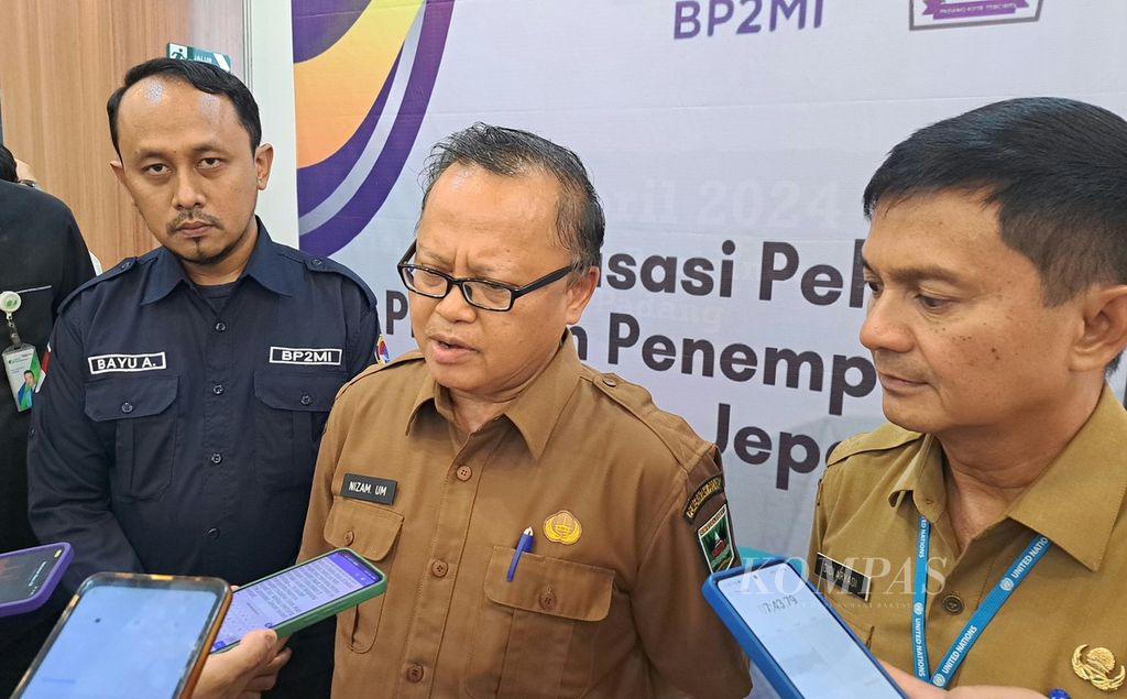 Kepala Dinas Tenaga Kerja dan Transmigrasi Sumatera Barat Nizam Ul Muluk (tengah) didampingi Kepala BP3MI Sumbar Bayu Aryadhi (kiri) dan Asisten II Setdako Padang Didi Aryadi di Padang, Sumbar, Selasa (30/4/2024). 