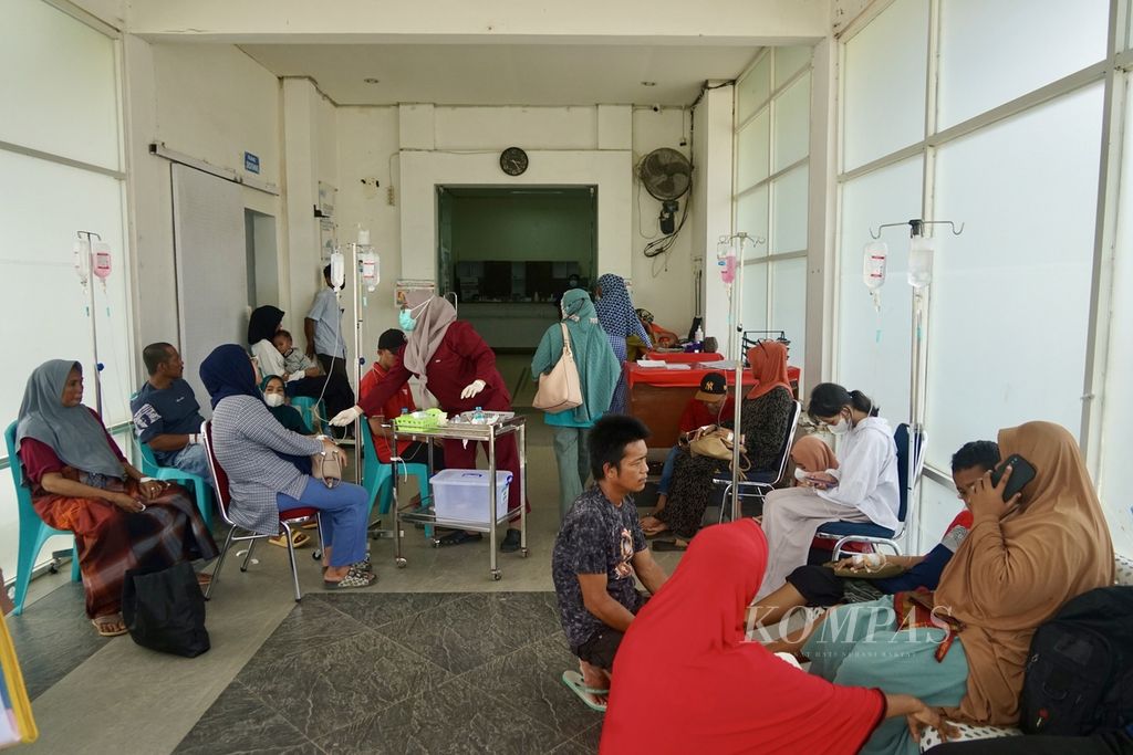 Lebih dari tujuh pasien diinfus di atas kursi untuk sementara di Instalasi Gawat Darurat RSUD Kendari, Kota Kendari, Sulawesi Tenggara, Senin (25/3/2024).