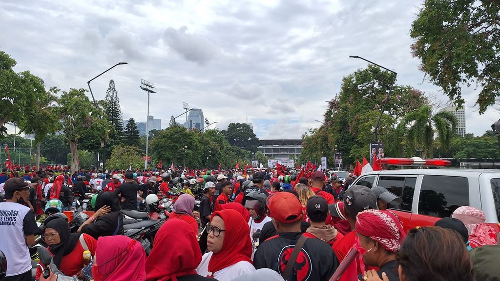 Suasana kampanye akbar pasangan capres-cawapres nomor urut 3, Ganjar Pranowo-Mahfud MD, bertema ”Harapan Jutaan Rakyat atau Hajatan Rakyat” di Stadion Gelora Bung Karno, Senayan, Sabtu (3/2/2024).