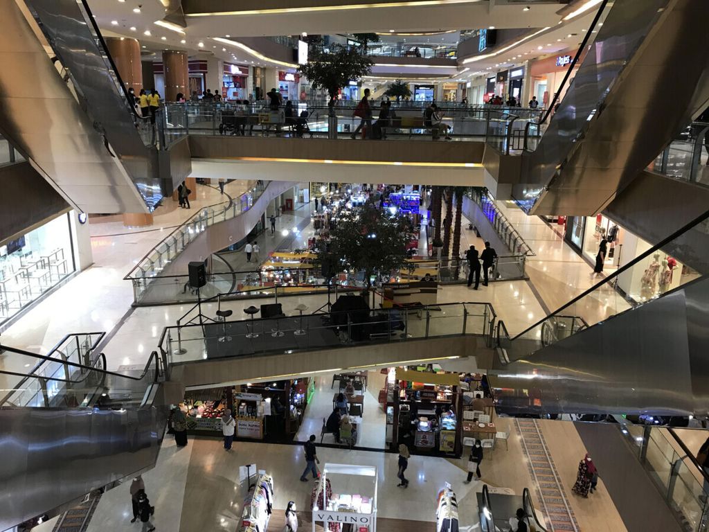 Aktivitas warga berbelanja mengelilingi sebuah pusat perbelanjaan di Kota Bekasi, Jawa Barat, Desember 2021. 