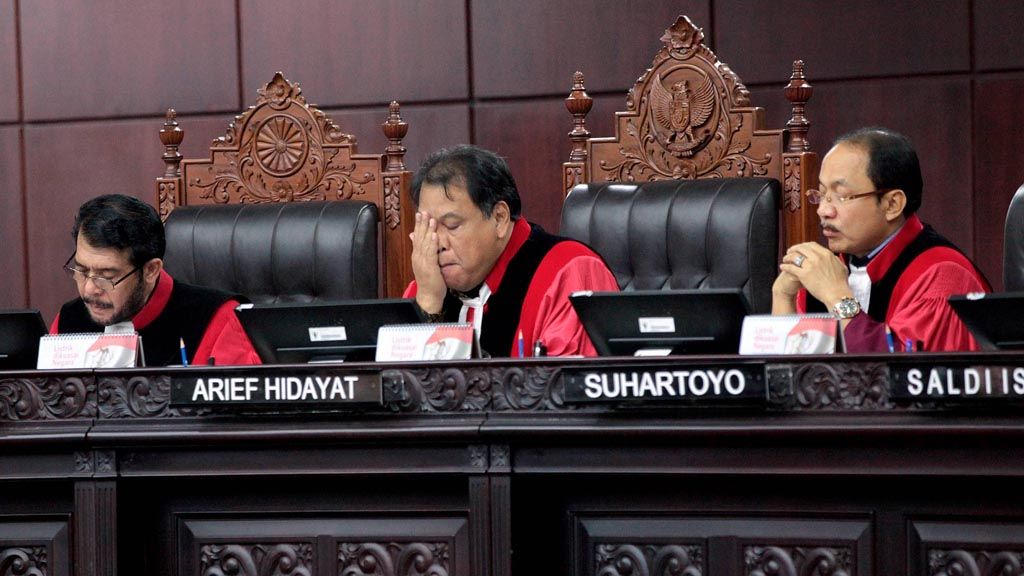 Ketua Mahkamah Konstitusi Arief Hidayat (tengah) memimpin panel hakim dalam sidang pembacaan keputusan terkait uji materi pasal makar dalam KUHP di Gedung MK, Jakarta, Rabu (31/1).