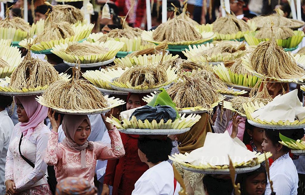  Warga membawa padi dan hasil bumi saat puncak perayaan Seren Taun 1950 Saka Sunda di Cigugur, Kuningan, Jawa Barat, Kamis (14/9).