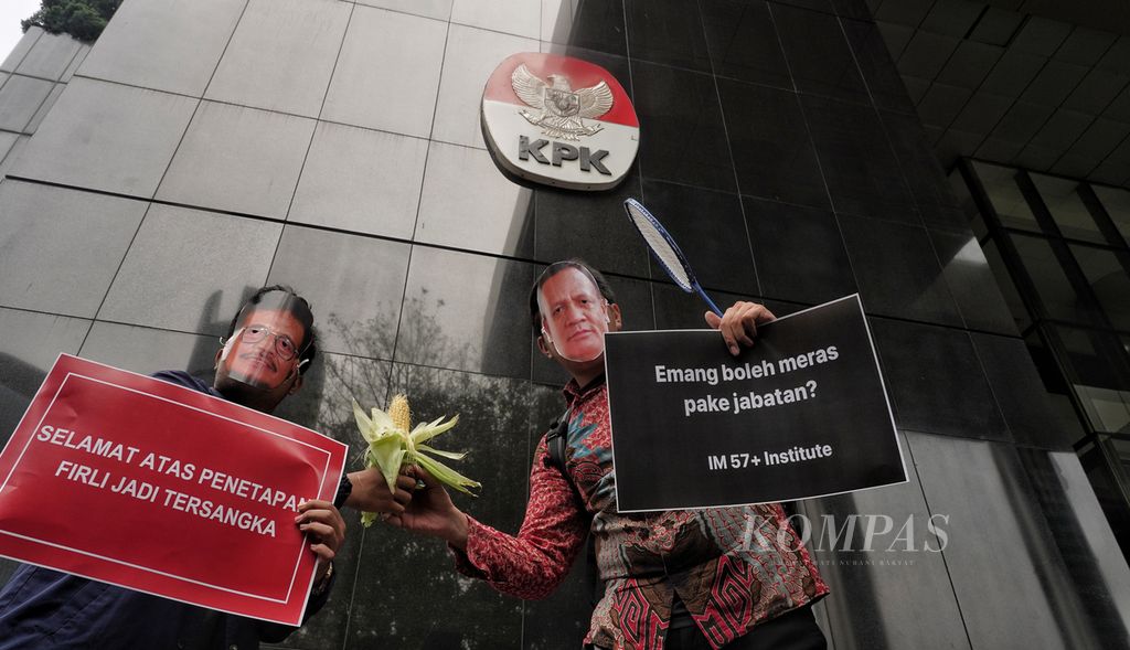 Aksi teaterikal menjadi suguhan para mantan pimpinan, penyidik, dan pegawai Komisi Pembentarasan Korupsi (KPK) yang tergabung dalam IM57+ Institute bersama Koalisi Masyarakat Sipil Antikorupsi. Mereka menggelar aksi damai di Gedung Merah Putih Komisi Pemberantasan Korupsi (KPK), Jakarta, menyikapi penetapan Ketua KPK Firli Bahuri sebagai tersangka kasus pemerasan, Kamis (23/11/2023).  