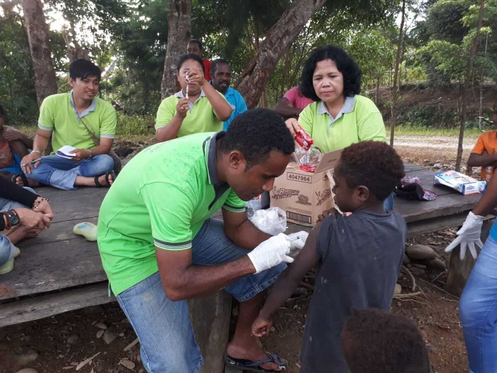 Pemberian imunisasi campak, rubella, dan polio bagi anak di Kabupaten Jayapura, Papua, September 2018.