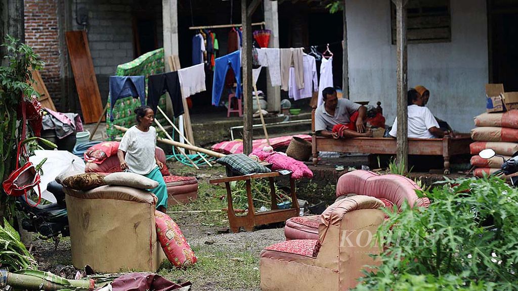 Warga menjemur sejumlah perabot rumah tangga yang terendam air di Desa Seneporejo, Kecamatan Siliragung, Kabupaten Banyuwangi, Jawa Timur, Senin (13/2). Banjir setinggi 2,5 meter merendam 108 rumah di Kecamatan Siliragung dan Bangorejo, Banyuwangi, sejak Sabtu hingga Minggu (11-12/2).