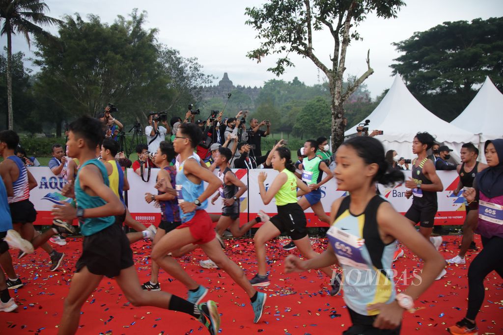 Para pelari kategori Bank Jateng Young Talent meninggalkan garis start pada lomba lari Borobudur Marathon 2022 Powered by Bank Jateng (12/11/2022). Sebanyak 29 pelari elite race kategori putra dan putri mengikuti perlombaan ini. 