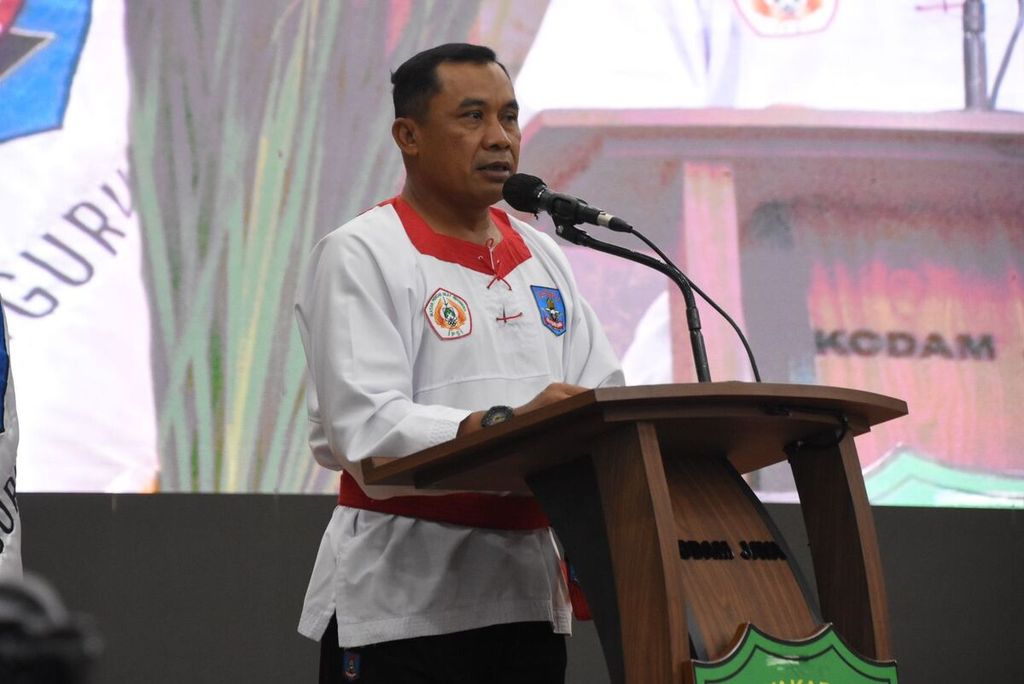 Pangdam Jaya Mayjen TNI M Hasan dikukuhkan sebagai Ketua Umum Perguruan Pencak Silat Bela Diri Tangan Kosong Merpati Putih di Aula Kodam Jaya, Cawang, Jakarta, 7 Juli 2023. 