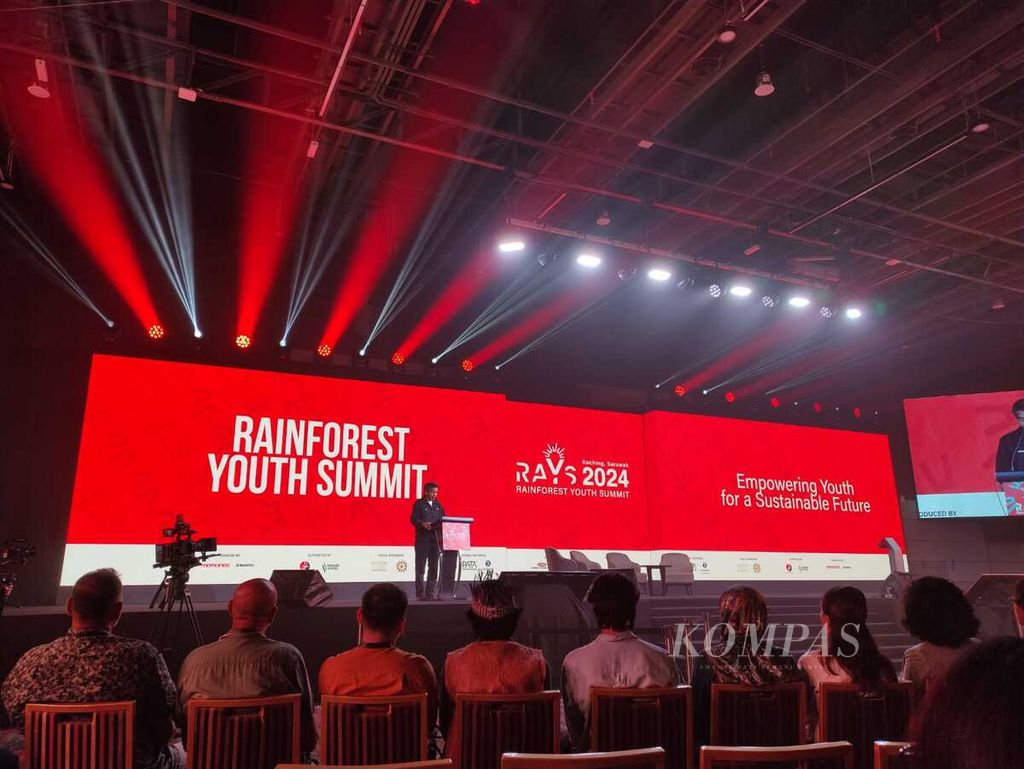 Ketua Dewan Pariwisata Sarawak Dennis Ngau menyampaikan sambutan menjelang pembukaan Rainforest Youth Summit 2024 di Kuching, Sarawak, Malaysia, Rabu (26/6/2024).