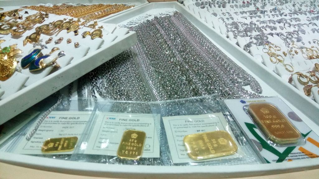 Perhiasan emas dan emas batangan ditawarkan untuk dijual di toko di Pasar Senen, Jakarta Pusat, Senin (16/7/2018).