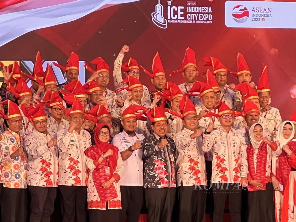 Wali kota se-Indonesia berfoto bersama seusai pembukaan Rapat Kerja Nasional XVI Asosiasi Pemerintah Kota Seluruh Indonesia di Makassar, Sulawesi Selatan, Rabu (12/7/2023).